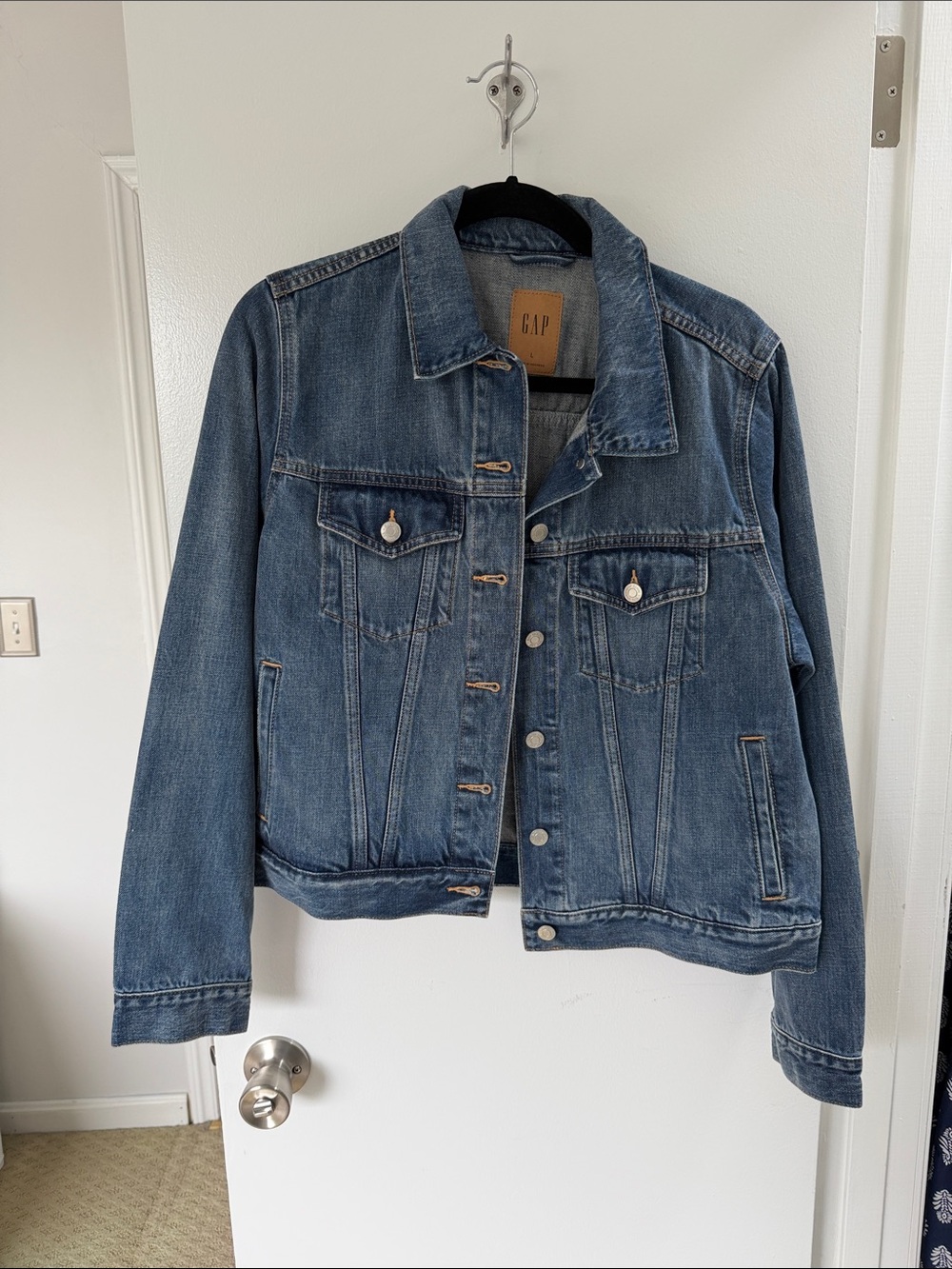GAP Women’s Medium Wash Blue Denim Jacket - never worn!